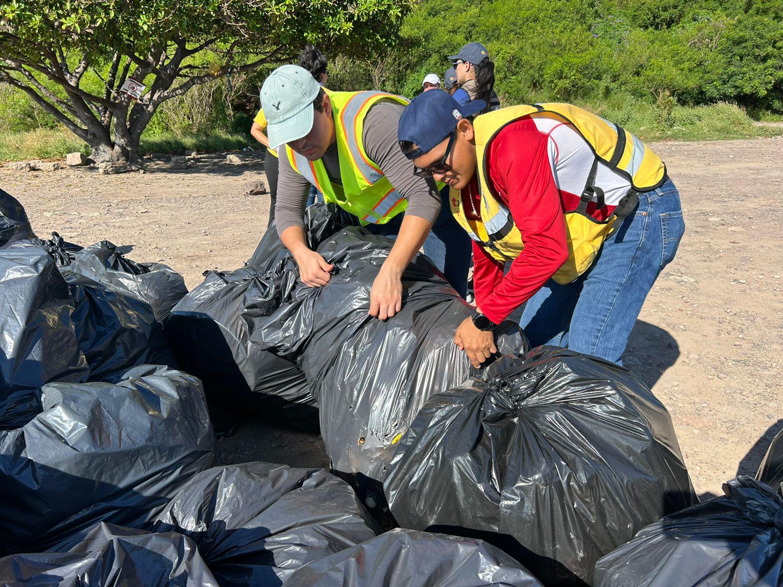 $!Retiran desechos de las faldas del Faro y la escollera de Mazatlán