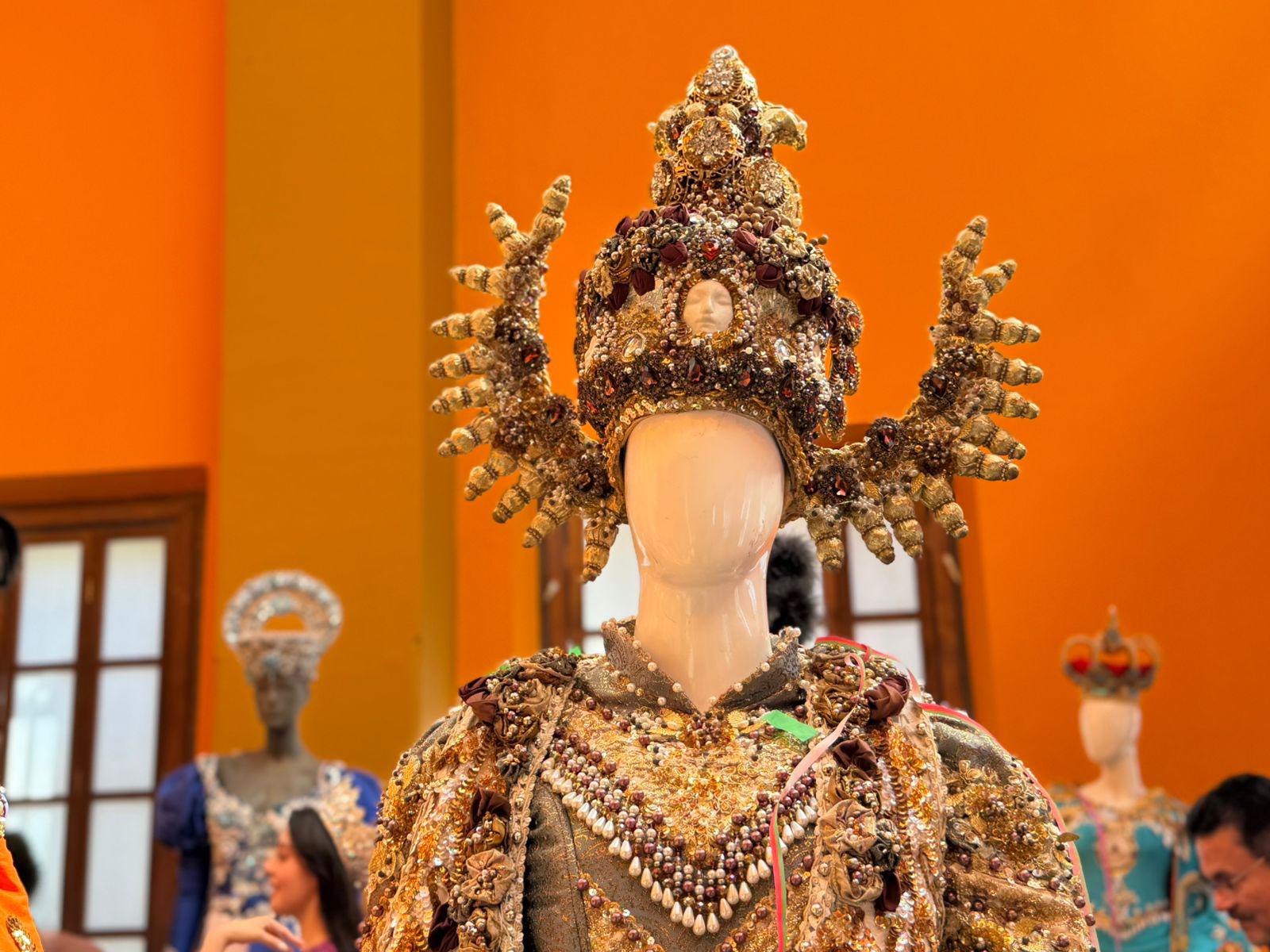 $!‘Recuerdos y Nostalgia’ reúne la memoria del Carnaval de Mazatlán en una exposición de vestidos reales