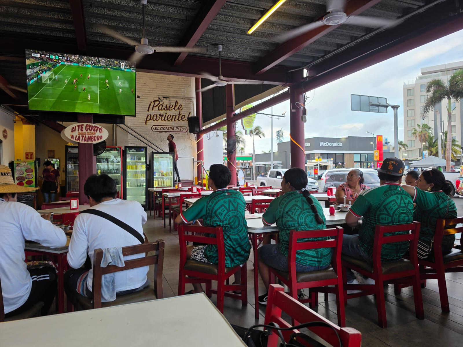 $!Se vacían las calles de Mazatlán para ver a México frente a Chequia