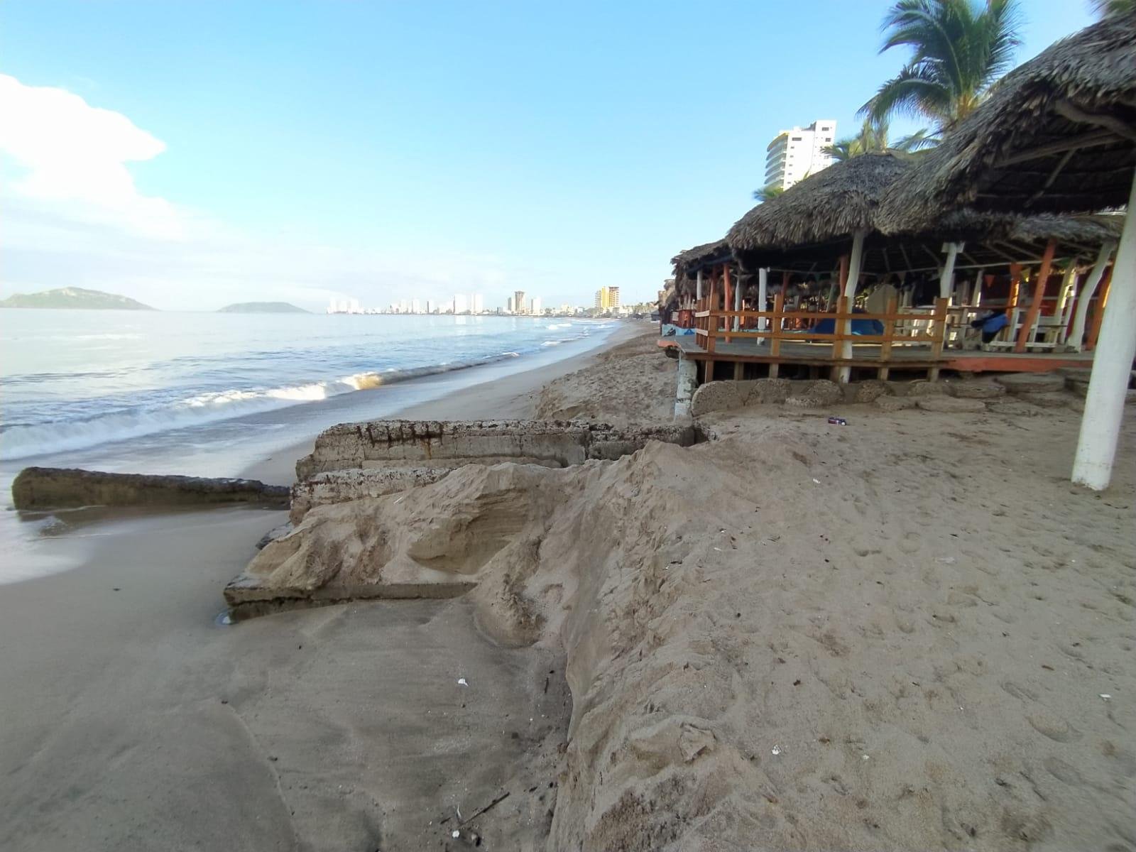 $!El huracán Nora ocasionó un fuerte oleaje a su paso por Mazatlán y dejó playas erosionadas