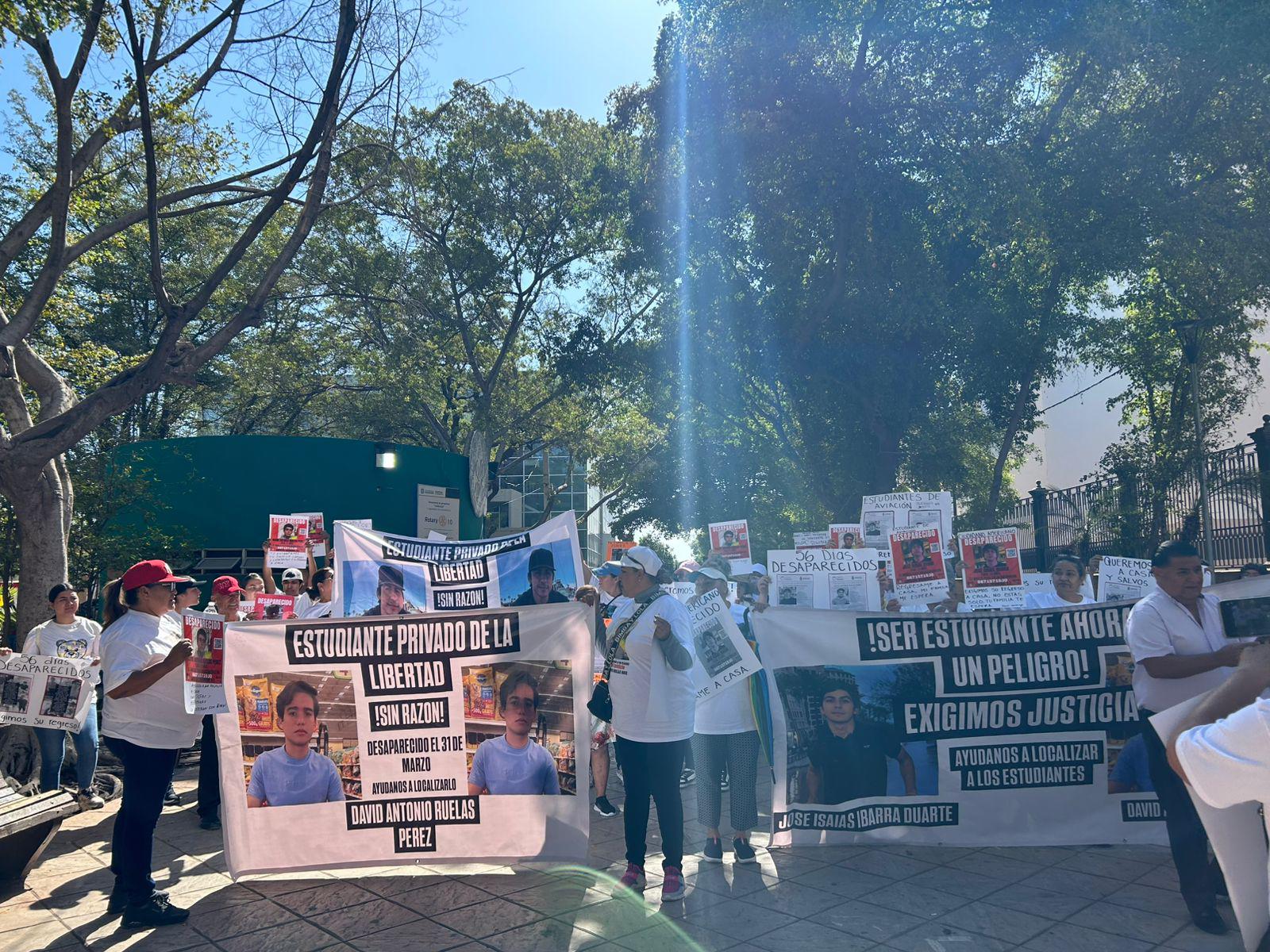 $!Familias marchan de nuevo a la Fiscalía por desaparición de jóvenes en medio de crisis de seguridad en Culiacán