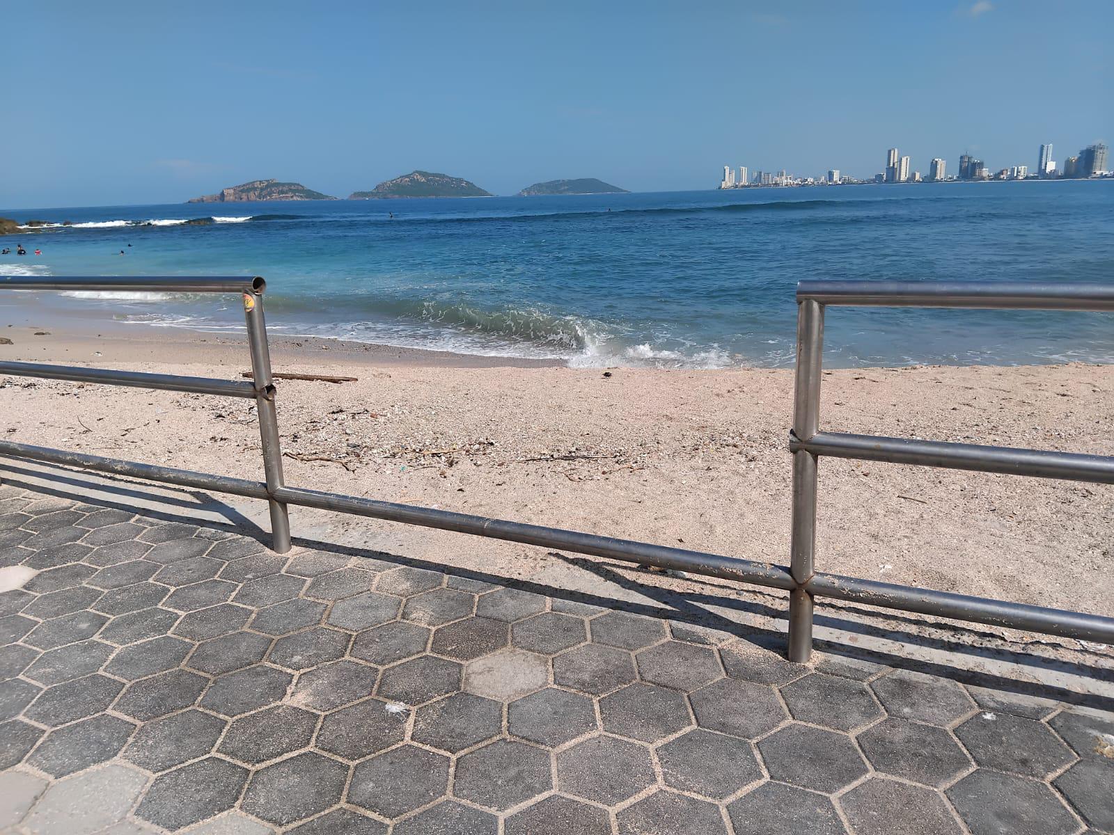 $!Cortan barandal de acero inoxidable en malecón de Playa Pinitos, en Mazatlán, para crear accesos