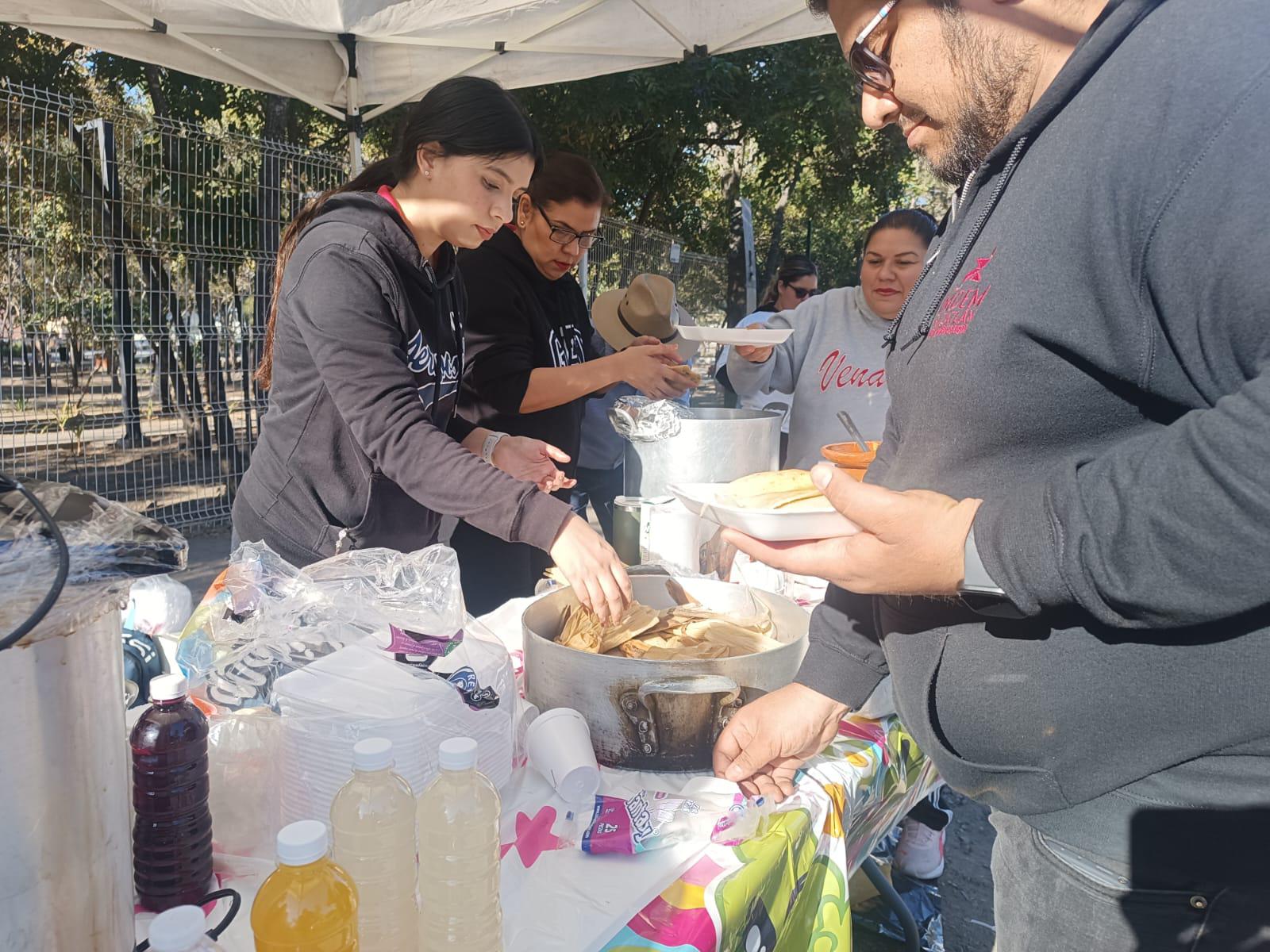 $!Mazatlecos cumplen con la tradición de comer tamales en el Día de la Candelaria