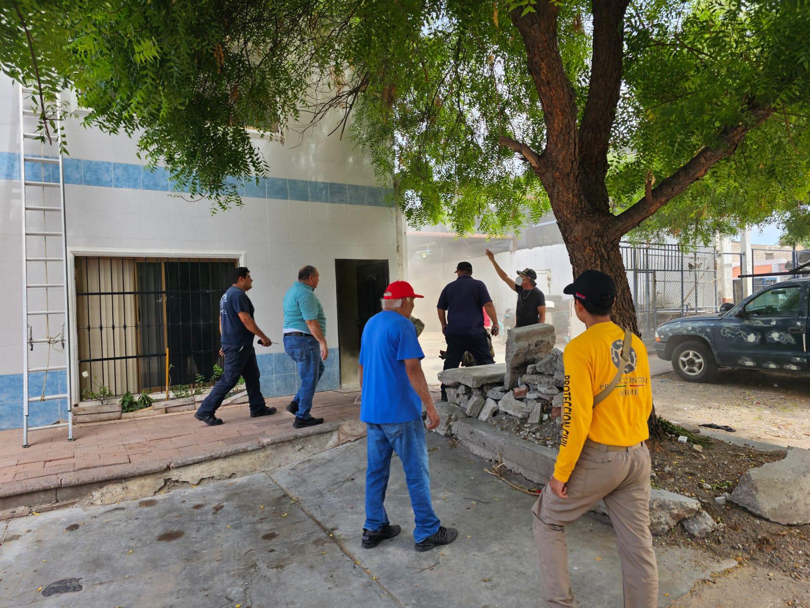 $!Rescatan a adulta mayor durante incendio en el Centro de Los Mochis
