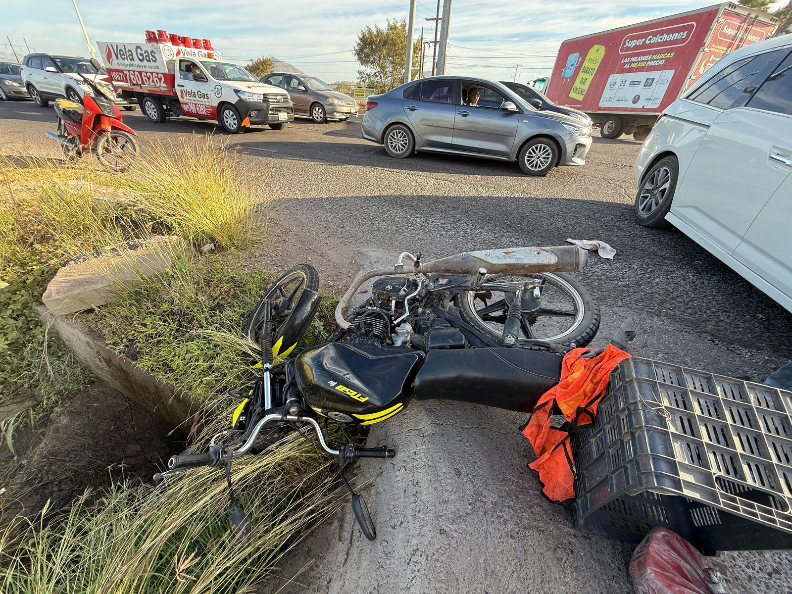 $!Dos ocupantes de motocicleta quedan lesionados tras chocar contra un vehículo en el sector norte de Culiacán