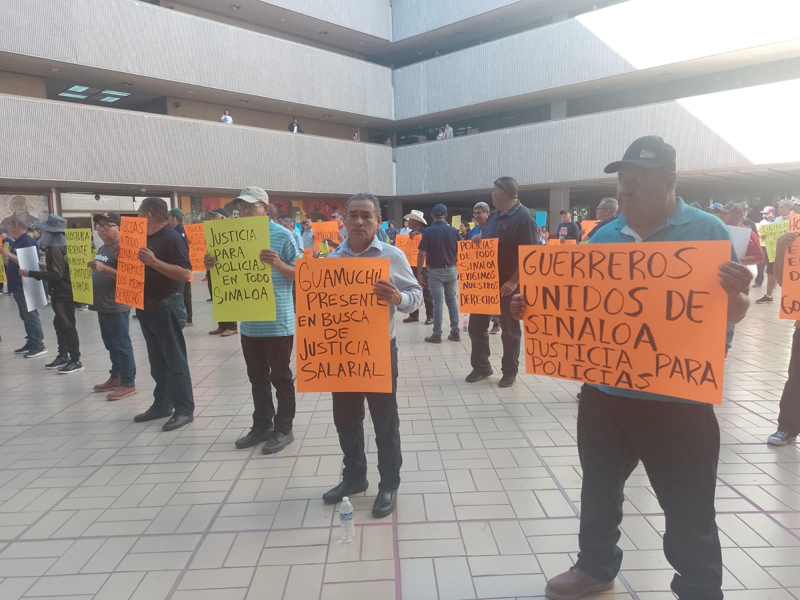 $!Policías jubilados se manifiestan en el Palacio de Gobierno