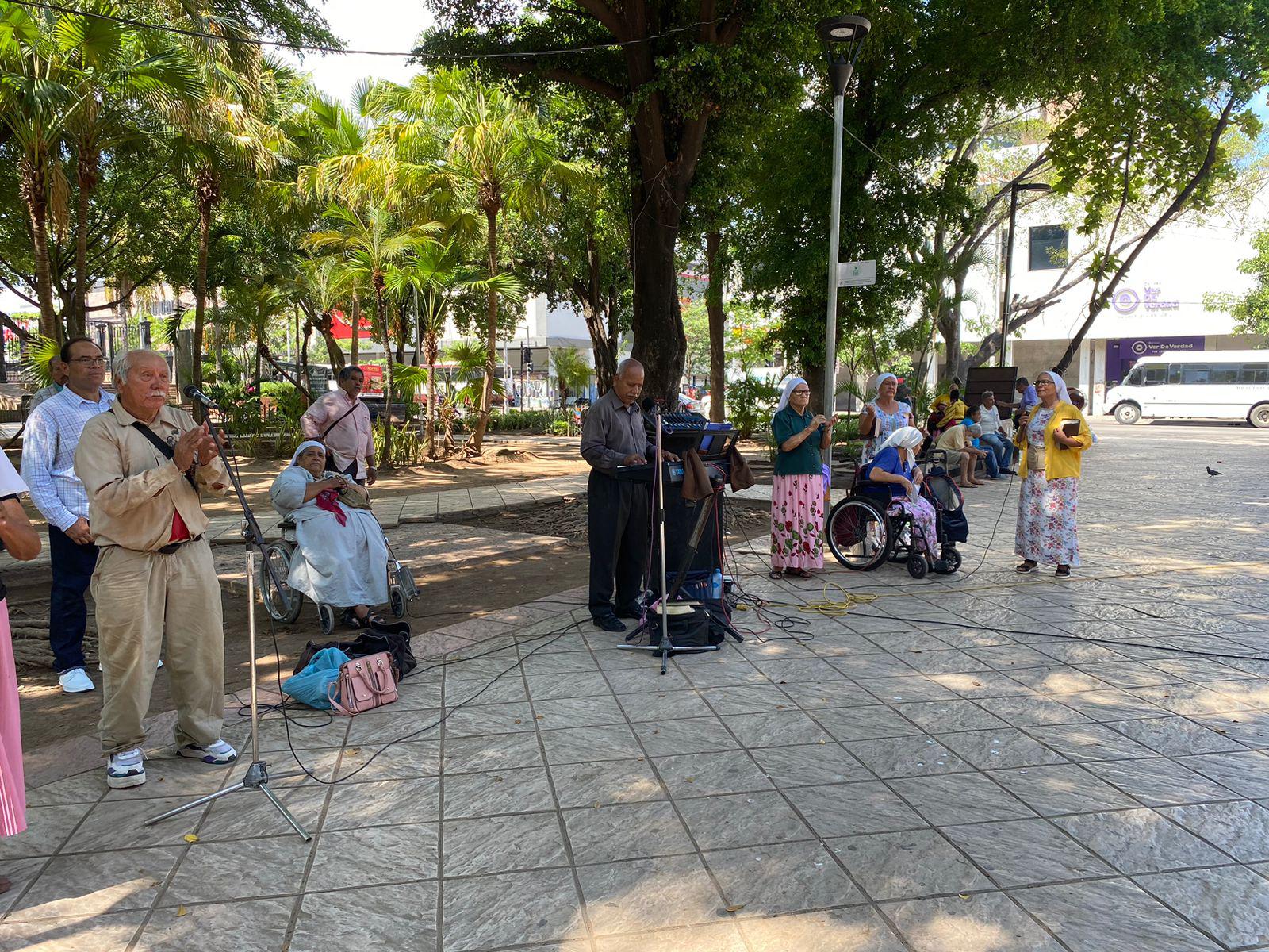 $!Mormones cantan la palabra de Dios a las afueras de Catedral en Culiacán