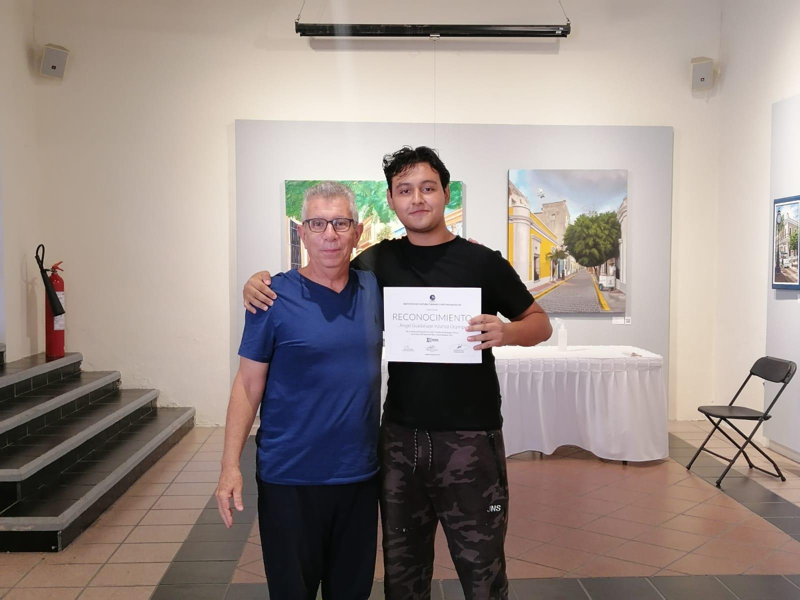 $!El maestro Miguel Alonso Gutiérrez hace entrega de un reconocimiento a Ángel Guadalupe Inzunza.