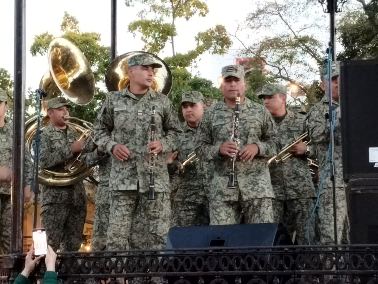 $!Decenas de turistas disfrutan la música de la Banda de Tercera Región Militar