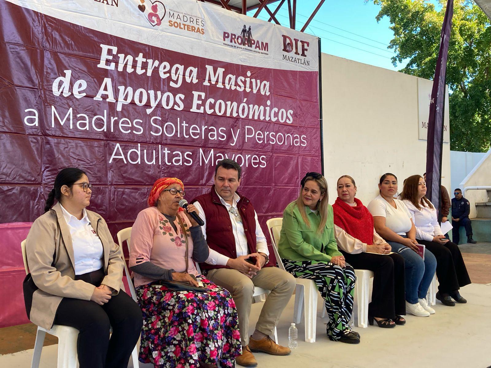 $!Entregan en Mazatlán apoyos a Adultos Mayores y a Madres Solteras Jefas de Familia