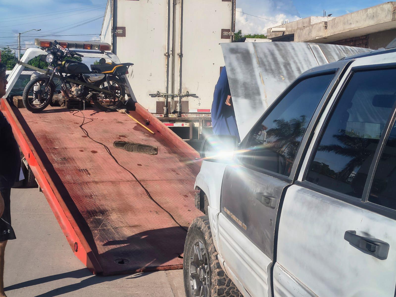 $!Conductor se pasa alto y choca contra un motociclista en el sector Canteras, en Los Mochis