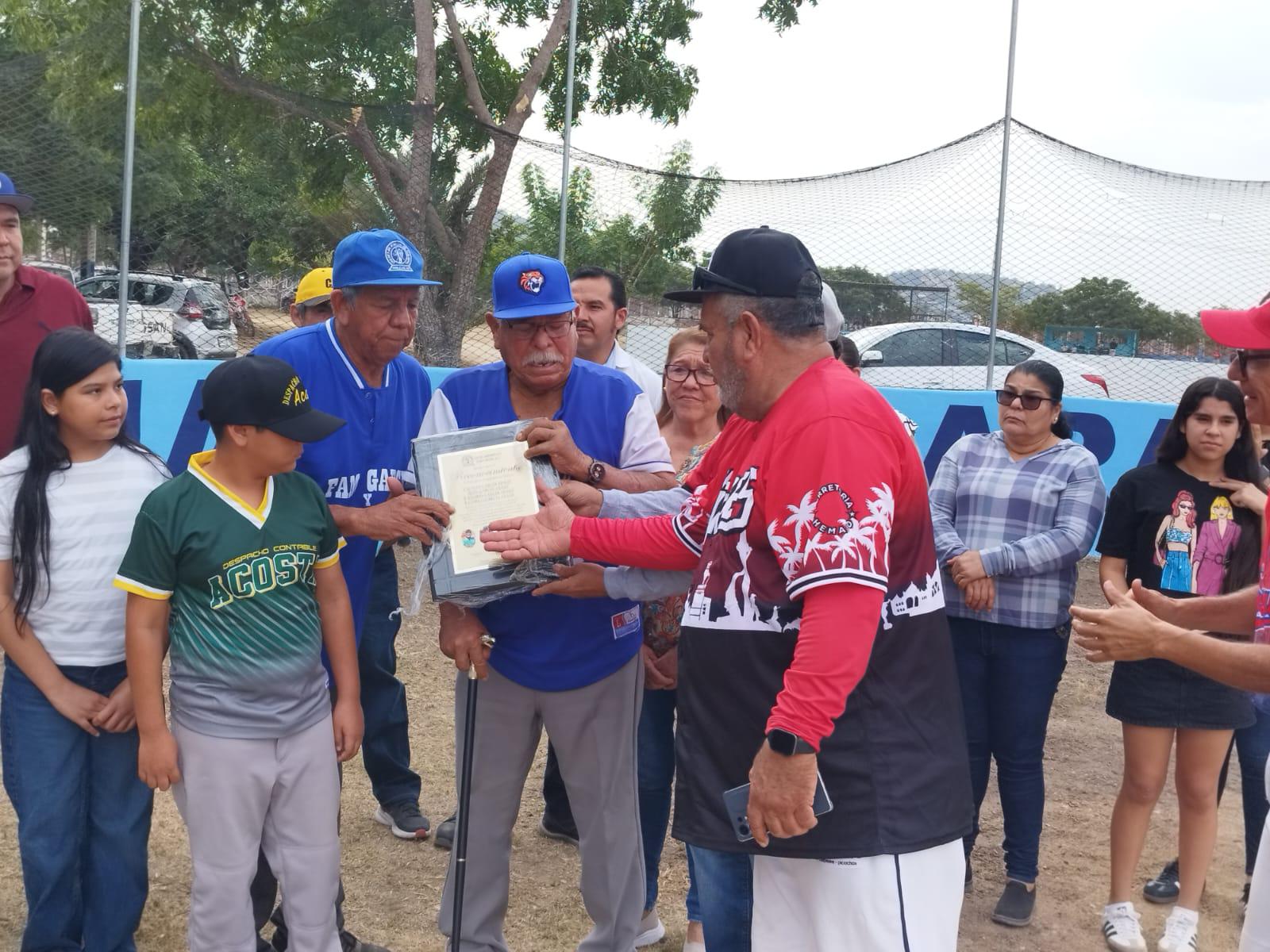 $!Reconocen a familia García Arauz en inauguración de Liga de Beisbol de 60 Años