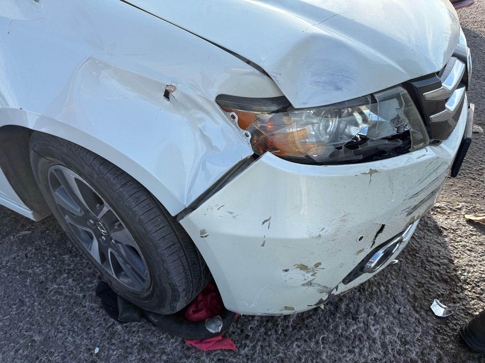 $!Dos ocupantes de motocicleta quedan lesionados tras chocar contra un vehículo en el sector norte de Culiacán