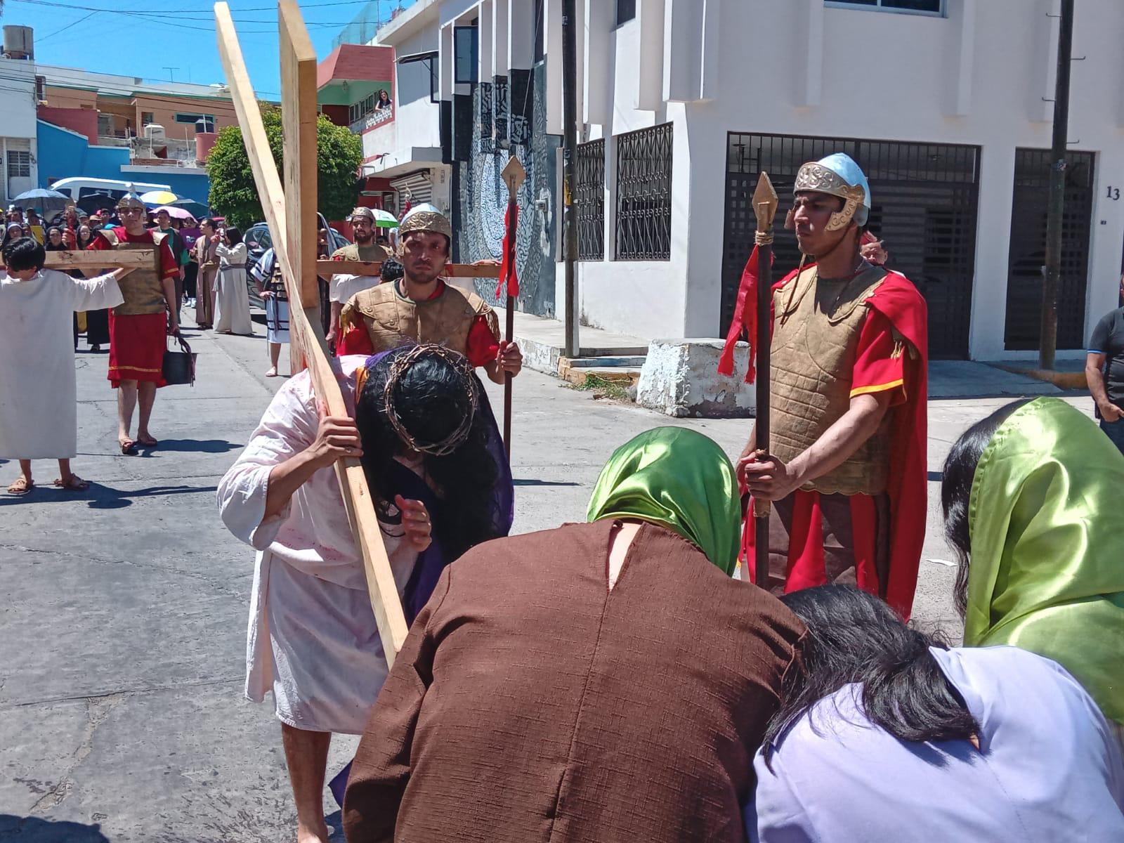 $!Mazatlecos y turistas atestiguan el Viacrucis Viviente en calles del Centro de puerto