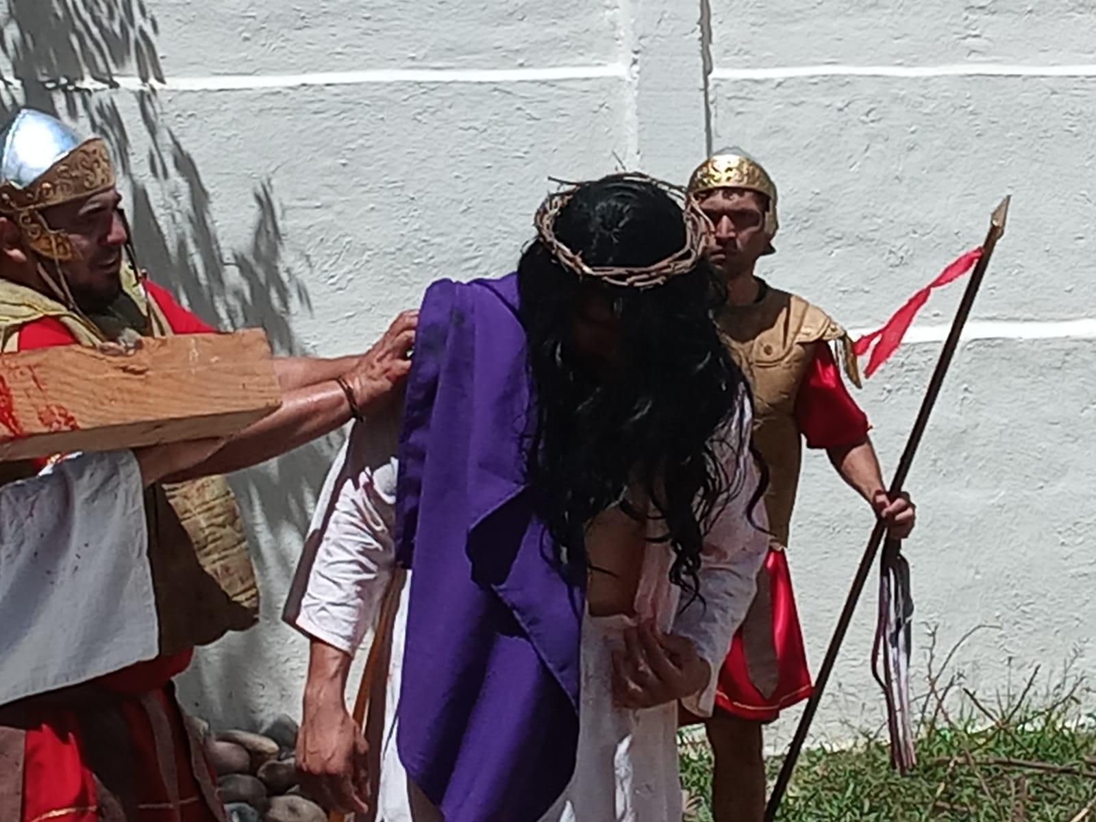 $!Mazatlecos y turistas atestiguan el Viacrucis Viviente en calles del Centro de puerto