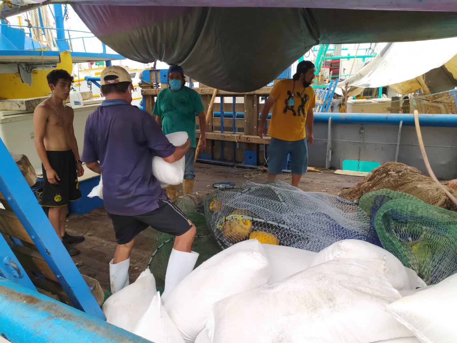 $!Sin subsidio al diésel y con embargo, los pescadores de Mazatlán ya están listos para las capturas de camarón en altamar