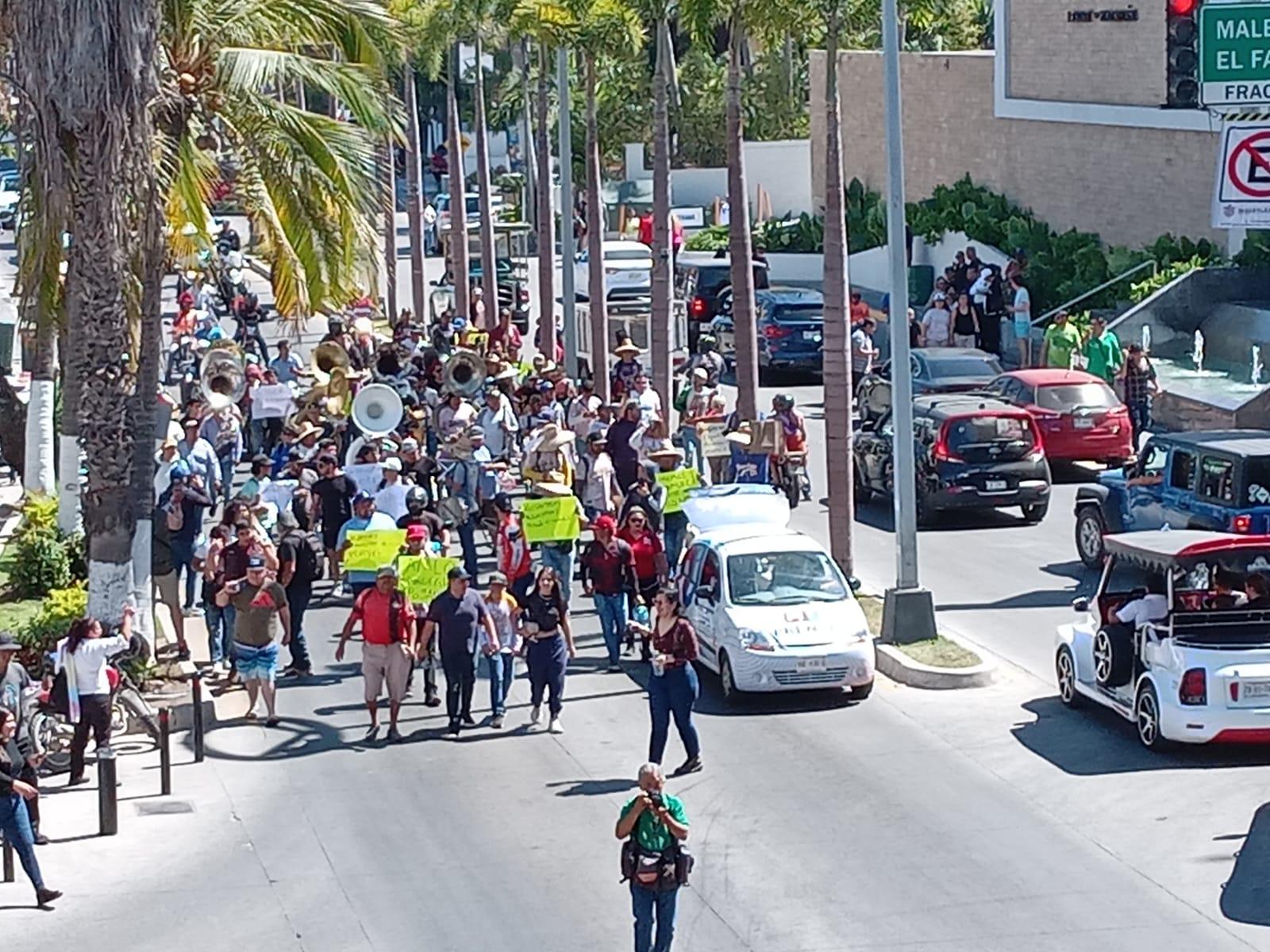 $!Se manifiestan músicos tocando y con marcha en plena zona turística