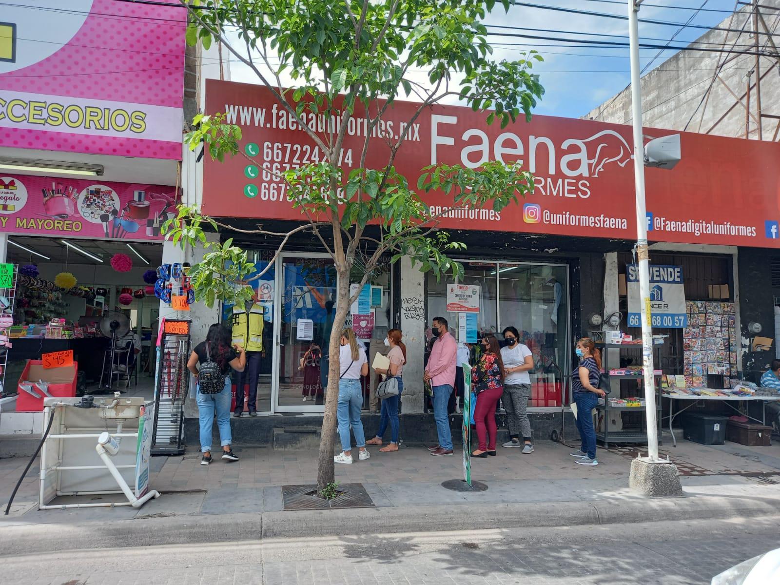 $!Transcurre sin filas el segundo día de canje de uniformes y útiles escolares, en Culiacán