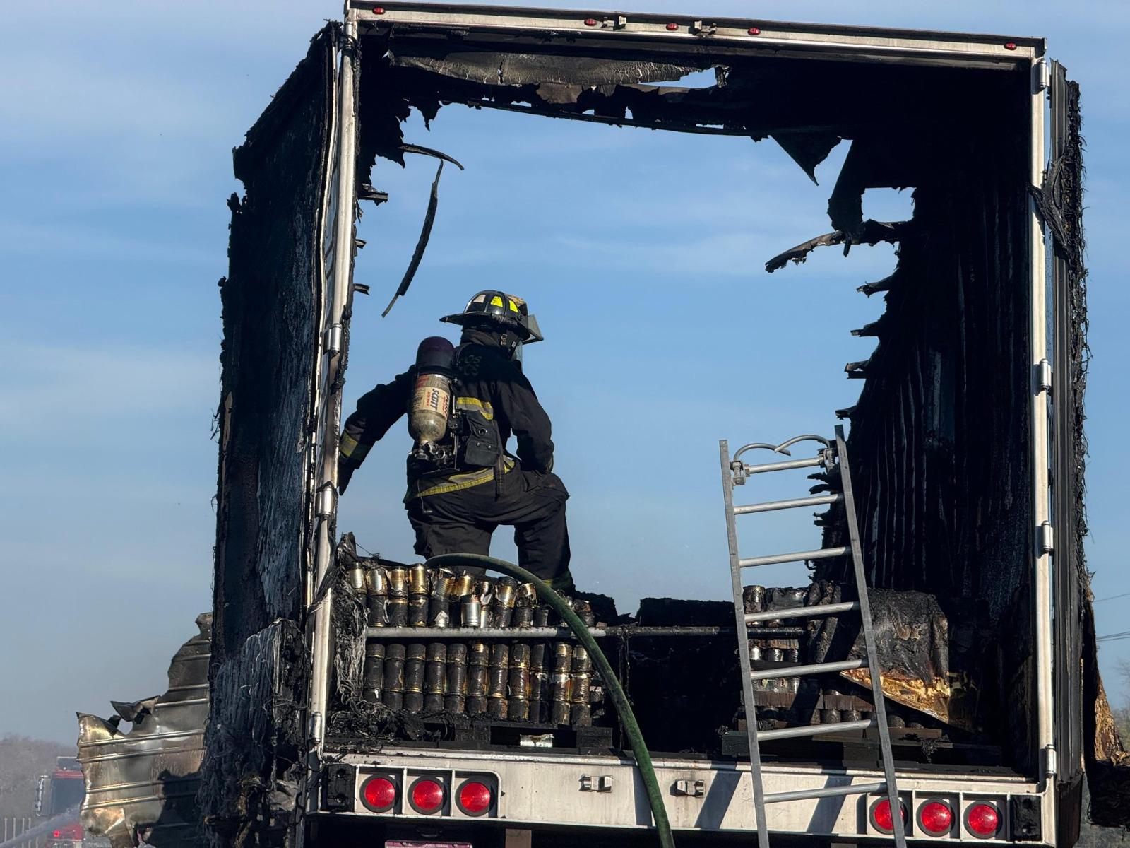 $!Cierran por hora y media la Mazatlán-Culiacán por incendio de tráiler cerca de Mármol
