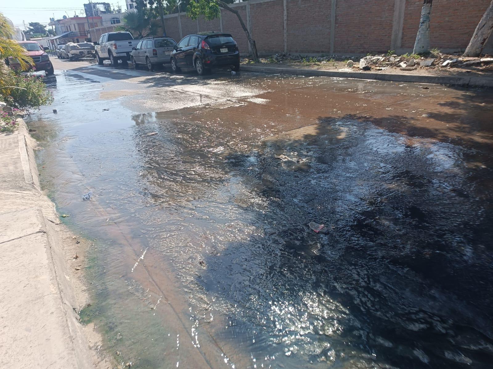 $!Vecinos de la colonia Juan Carrasco, en Mazatlán, reprochan tener que vivir con aguas negras