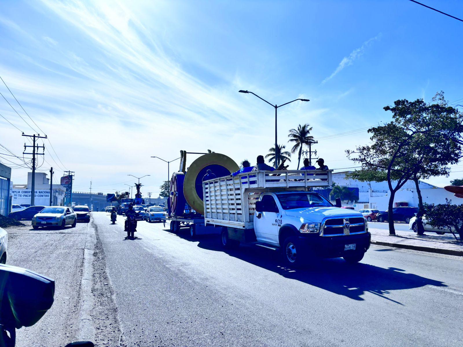 $!Con su llegada al malecón, los monigotes ‘anuncian’ que el Carnaval está cerca