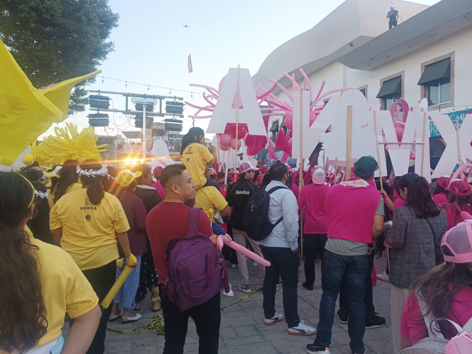 $!Retumban porras en la Plazuela República por elección infantil del Carnaval de Mazatlán 2025