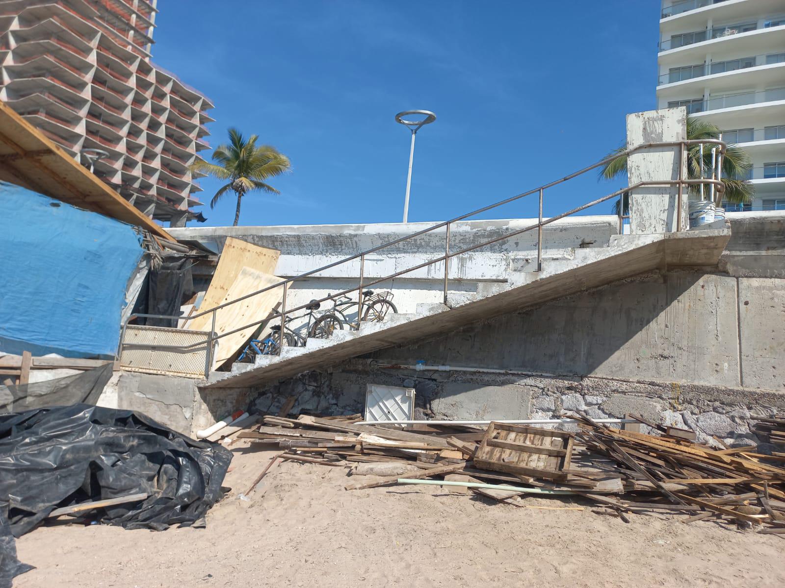 $!Pese a la clausura de una palapa en Mazatlán, albañiles continúan trabajando en el lugar