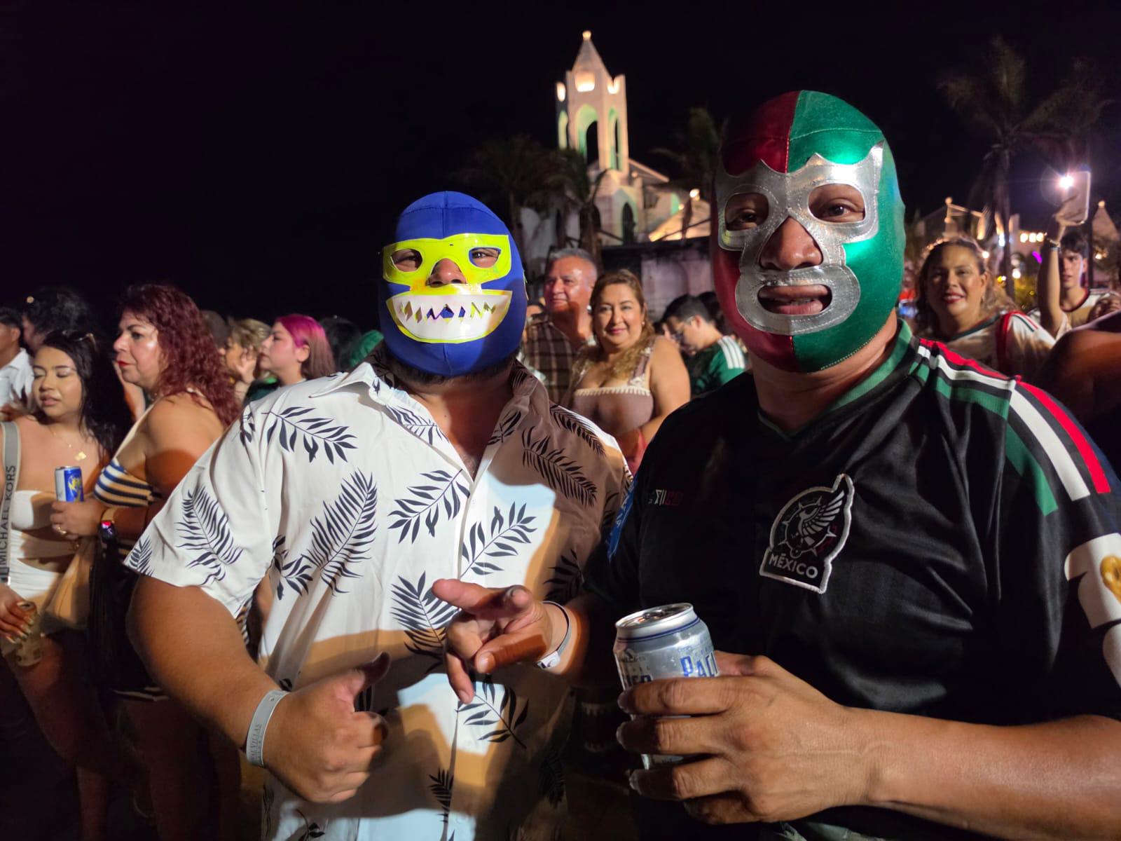 $!Unidos por el futbol, el Cielito Lindo y el ‘payaso de rodeo’, cimbra el Viva México desde Mazatlán
