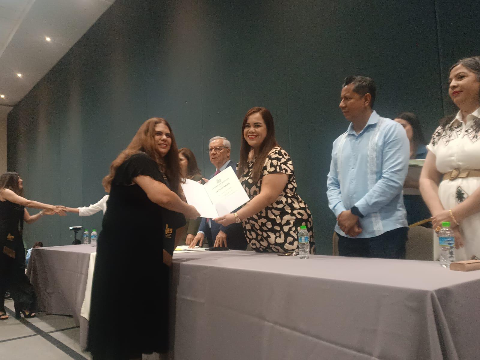 $!Reciben docentes de la UPES títulos de Maestría y Doctorado en ceremonia de graduación