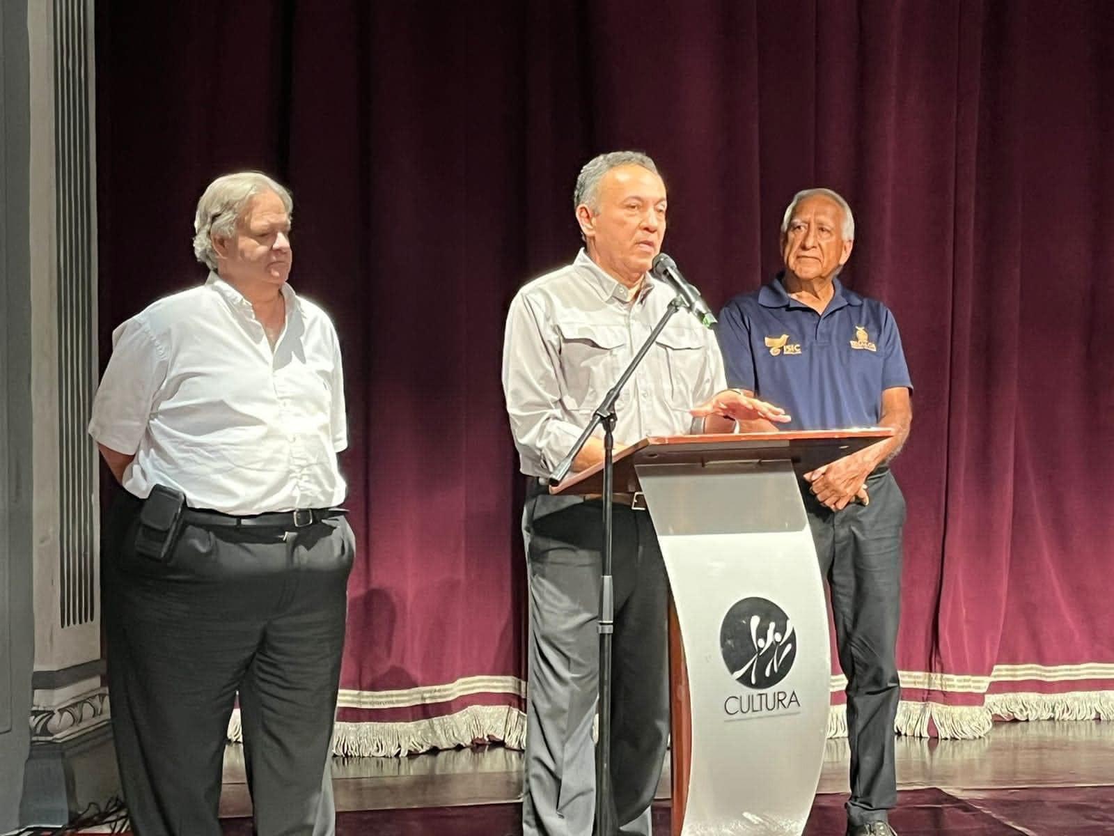 $!Juan Avilés, en compañía de Raúl Rico y Miguel Ángel Ramírez, inauguró el festival en la Zona Sur del Estado.