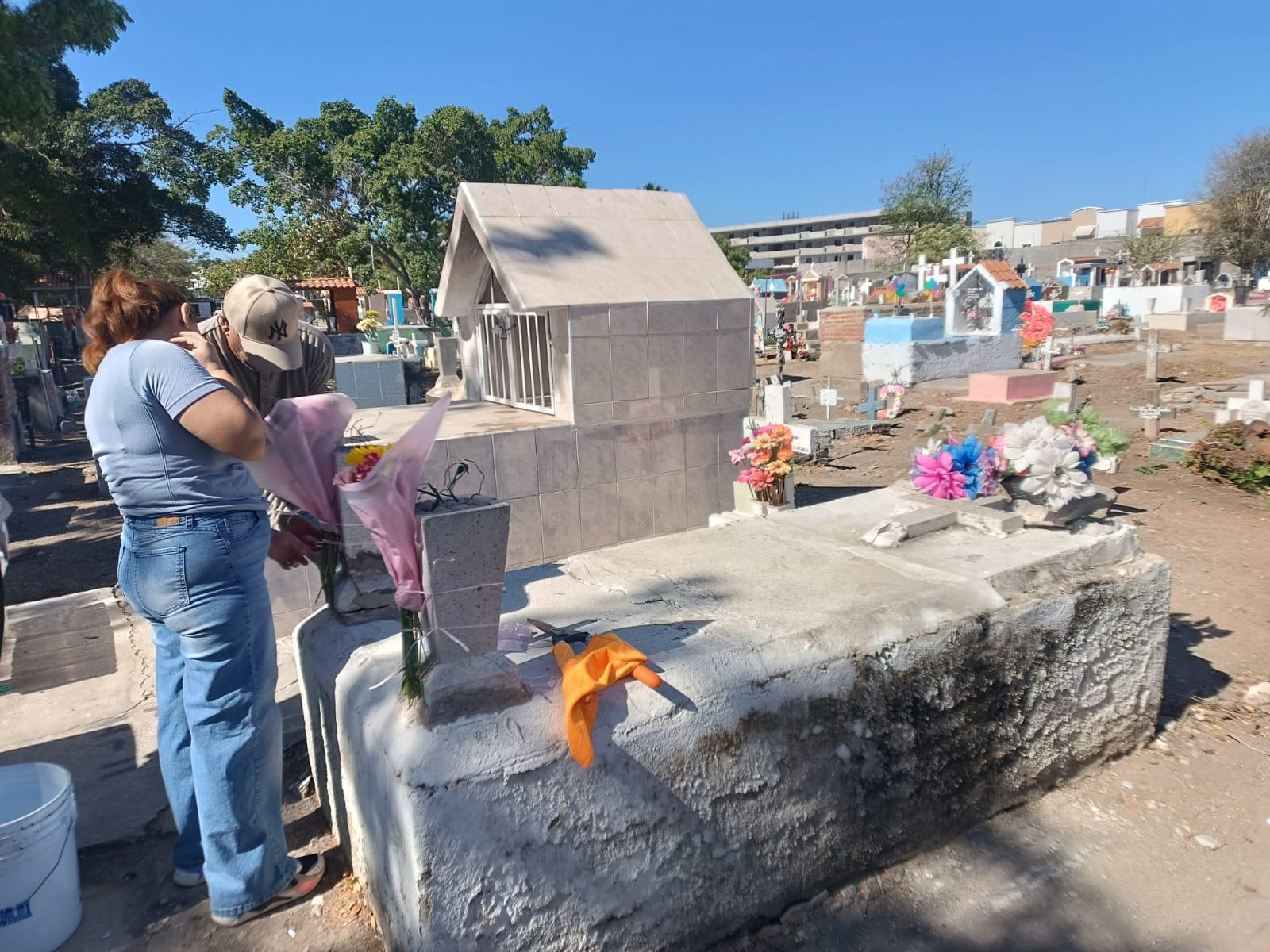 $!Rocío y su familia recorren cientos de kilómetros para honrar a su madre en Mazatlán