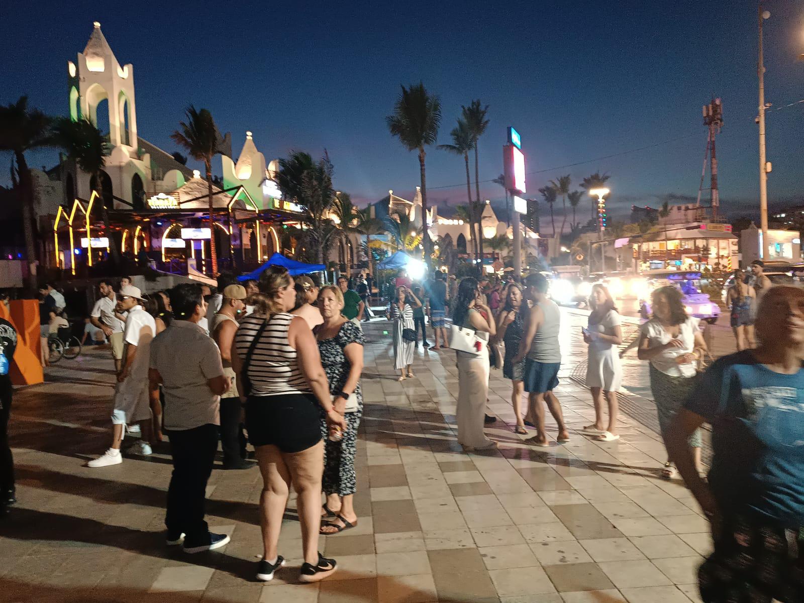 $!Usuarios de scooters mantienen cumplimiento de normas en el malecón de Mazatlán