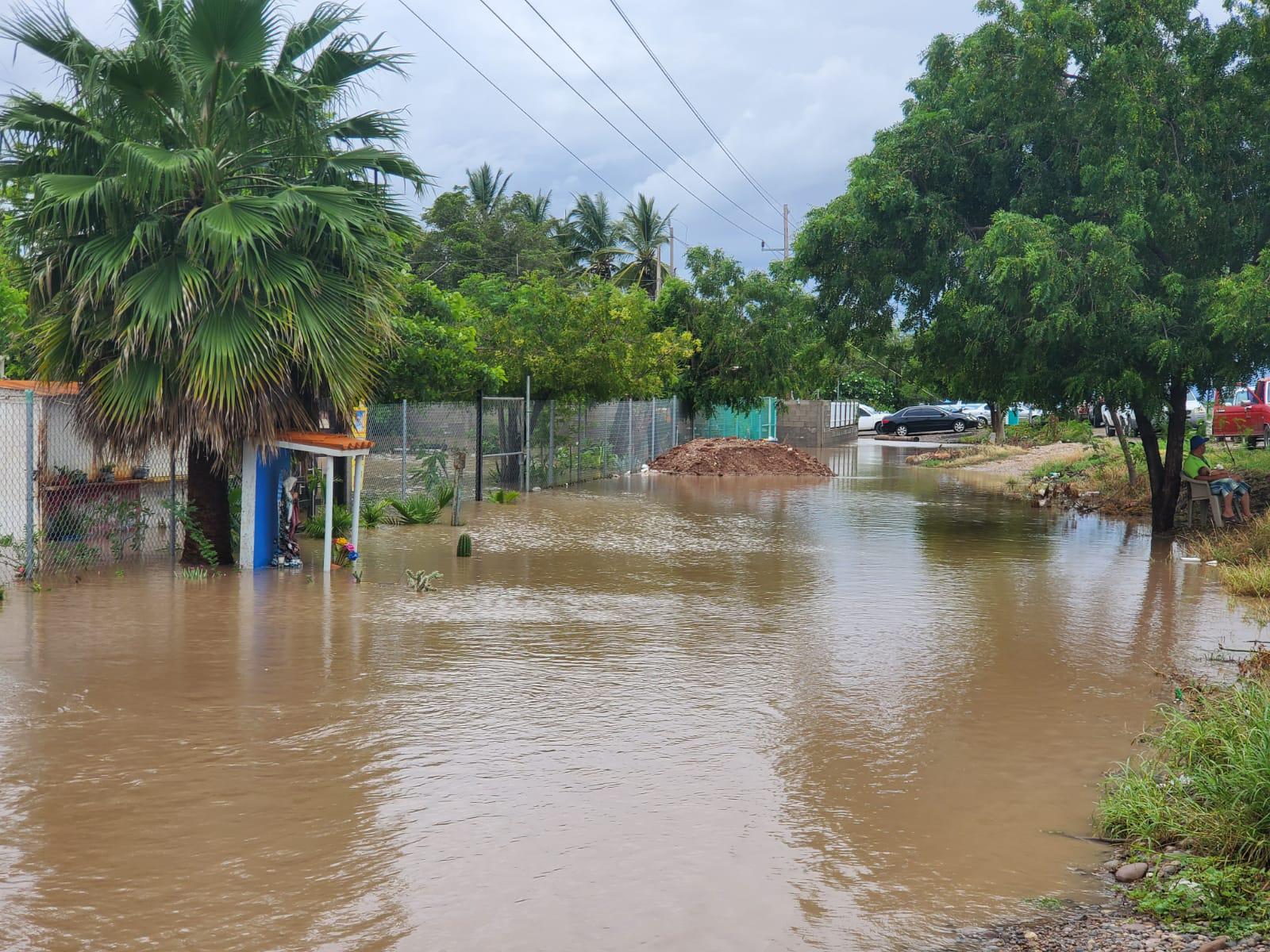 $!Para las 8 de la noche, Alfonso ya tenía su casa inundada en el Ejido de la Flor, en Eldorado