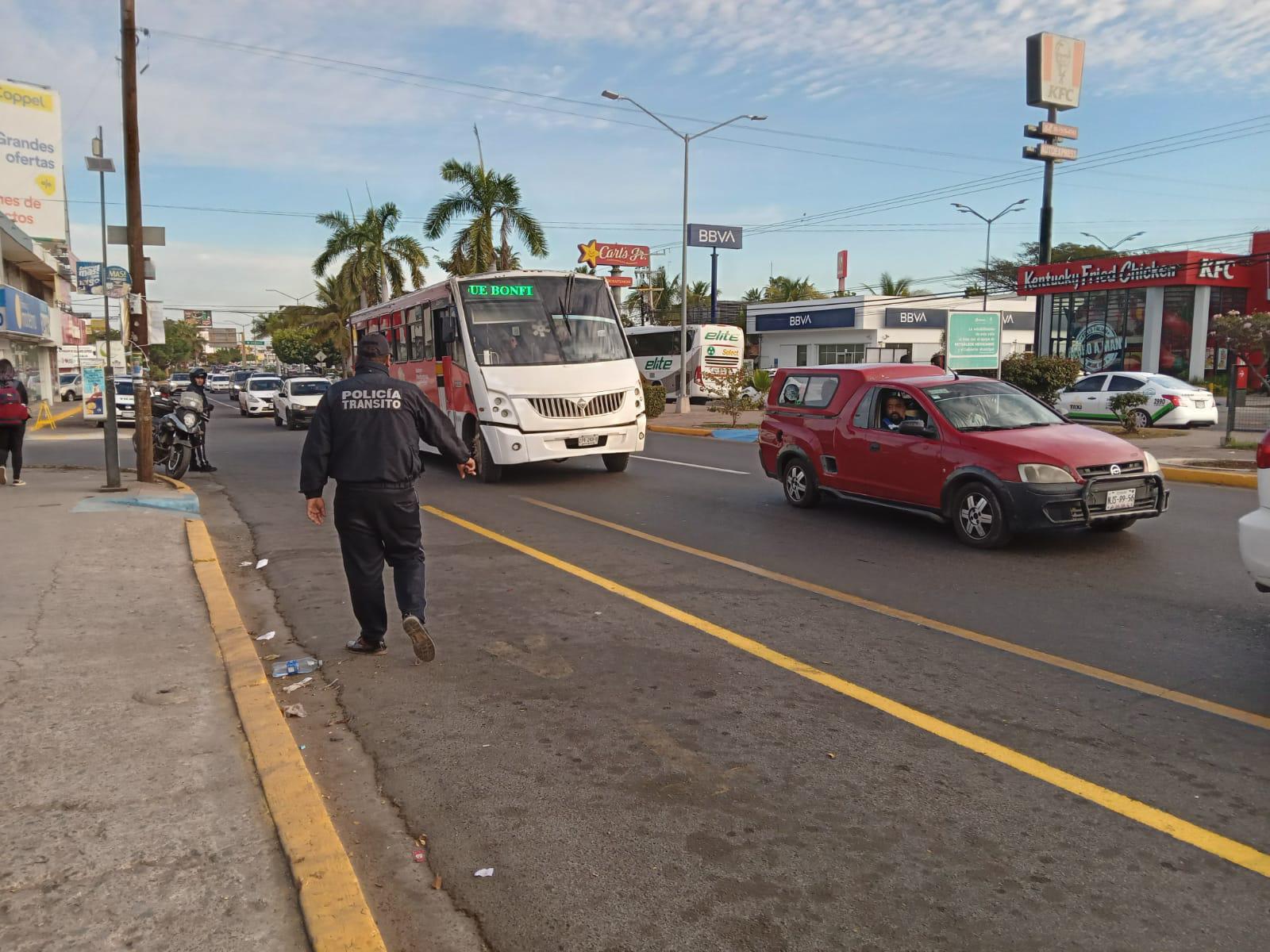 $!Camioneros denuncian ‘obstáculos’ en carril preferencial en Mazatlán