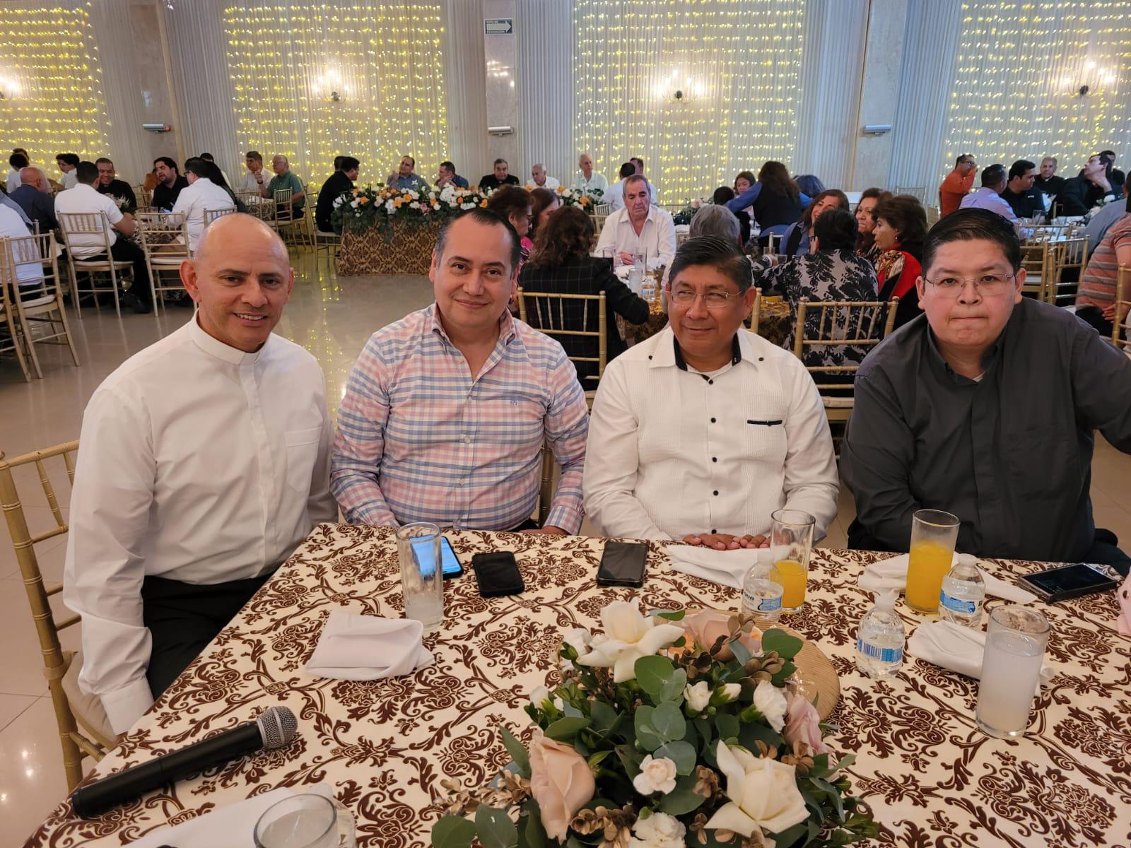 $!Padre Esteban Robles; Sinuhé Pazos, director del Hospital Ángeles; Padre Marco Alejandro Jiménez y Padre Víctor Murillo Beltrán.