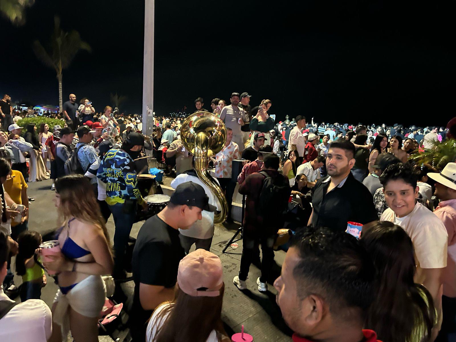 $!Se convierte malecón de Mazatlán en pista de baile este sábado de Semana Santa