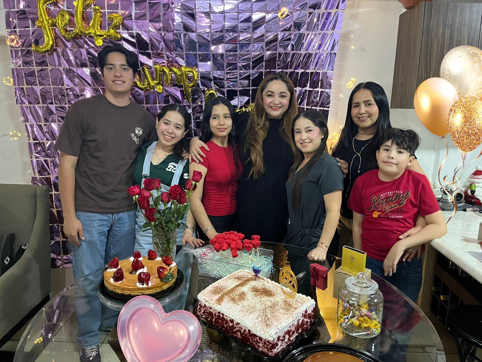 $!La cumpleañera con sus sobrinos Carolina, Camila, Michelle, Iker, Ernesto y su hermana Alma León.