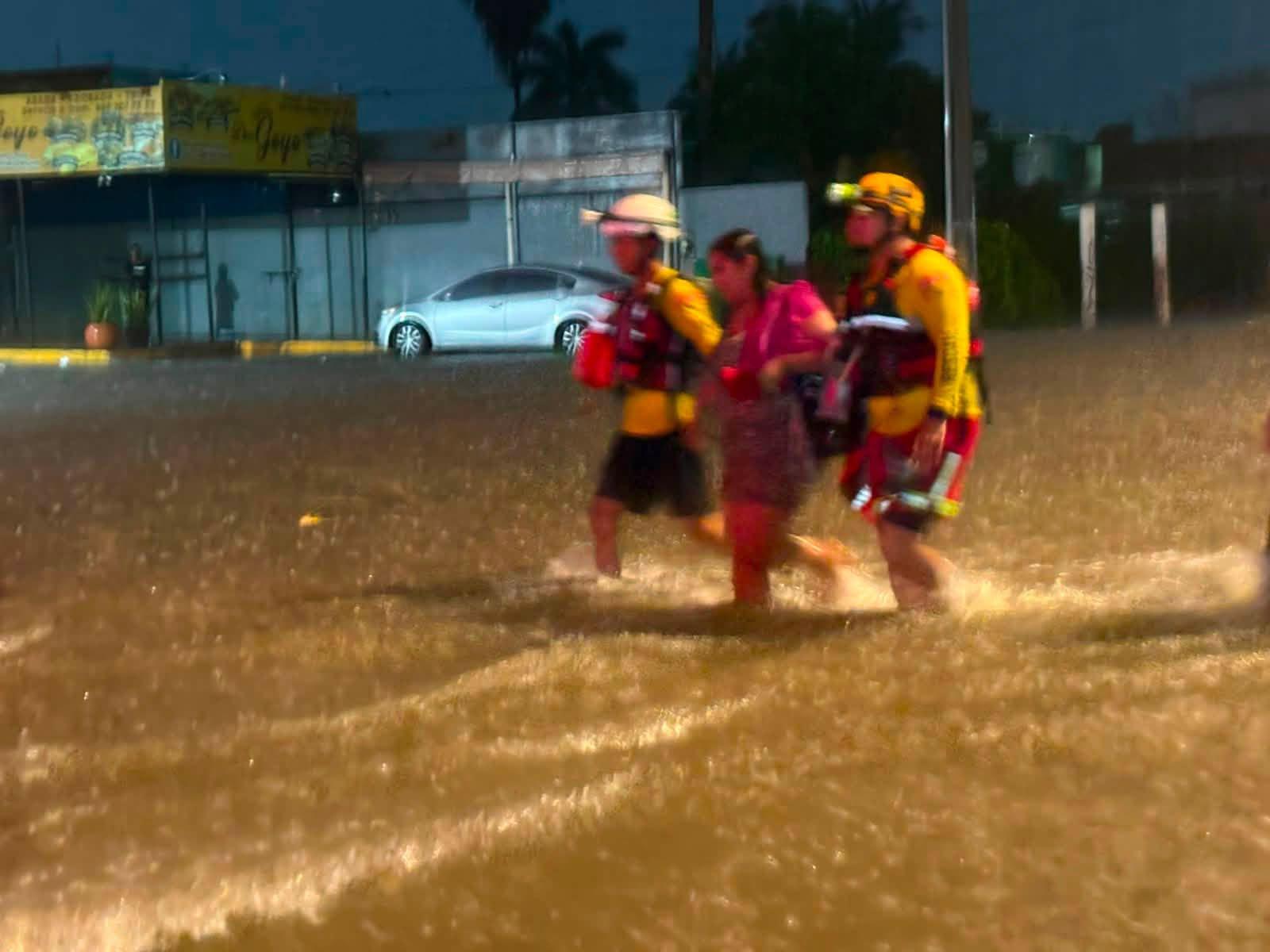 $!Rescatan y auxilian a familias tras fuertes lluvias en Mazatlán