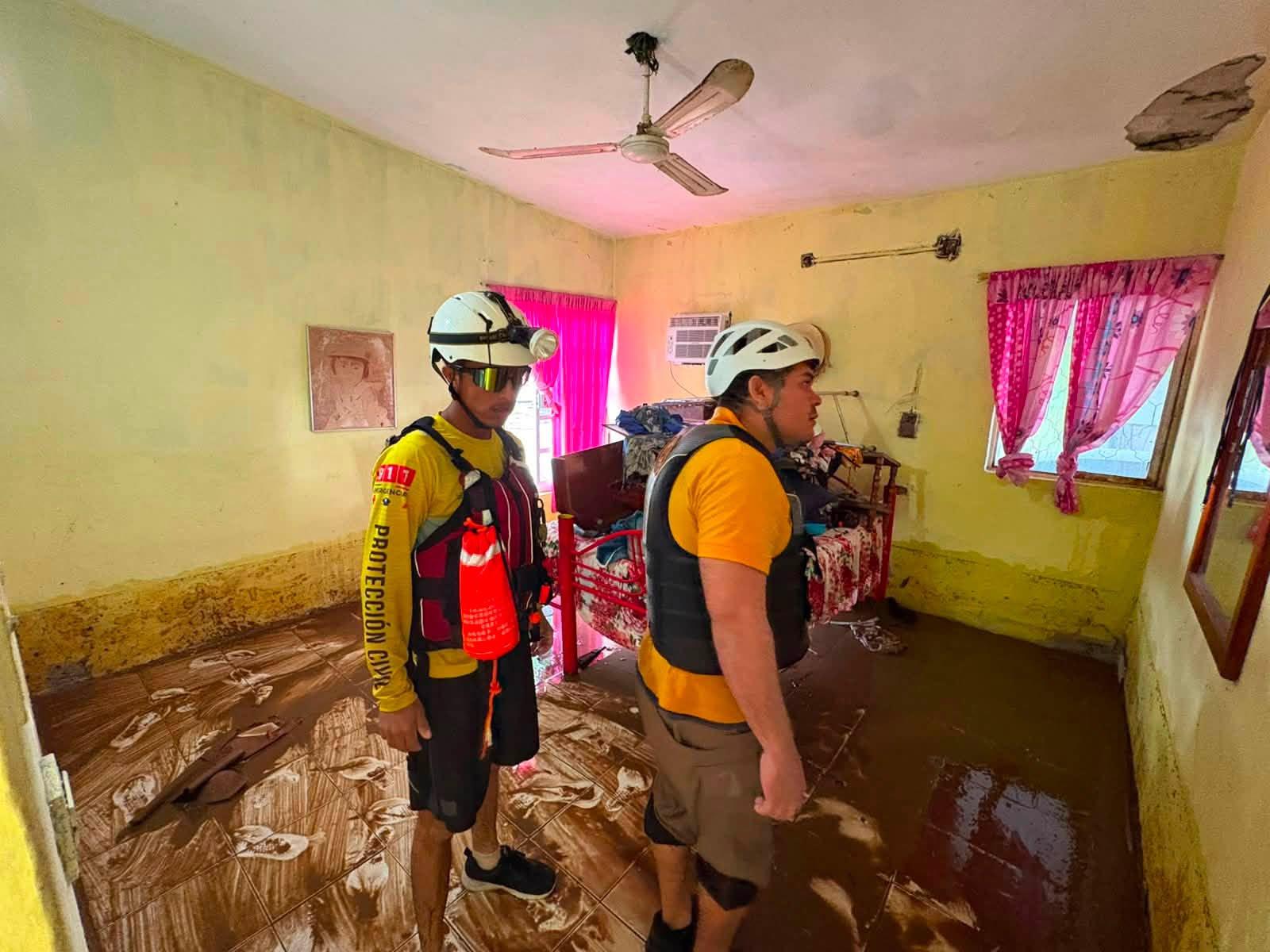 $!Rescatan y auxilian a familias tras fuertes lluvias en Mazatlán