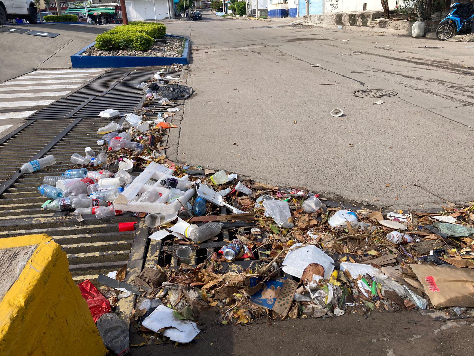 $!Permanece inundada la Cruz Lizárraga tras lluvia de este domingo en Mazatlán