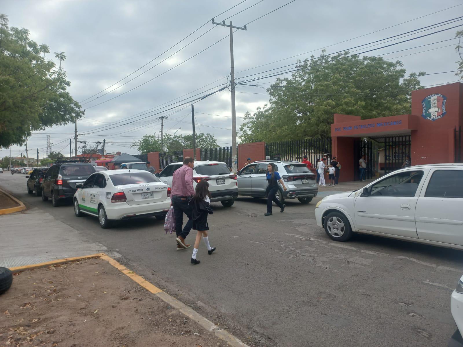 $!Continúa cruce escolar en la avenida Múnich sin reductores de velocidad ni señalética