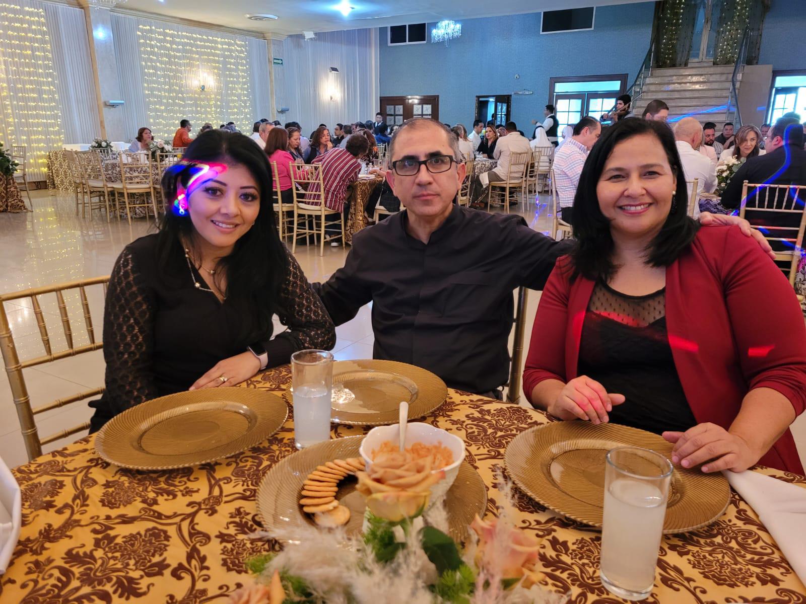 $!Heidy Orozco, Padre Marco Antonio Bohórquez Pacheco y Gabriela Jaramillo.