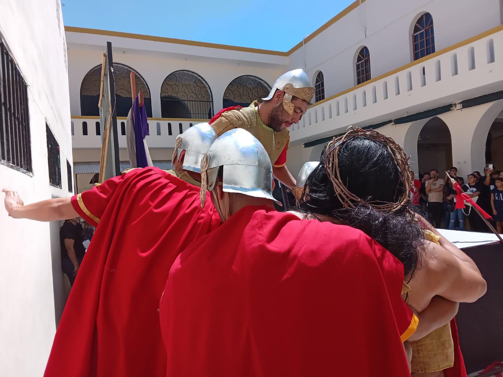 $!Mazatlecos y turistas atestiguan el Viacrucis Viviente en calles del Centro de puerto