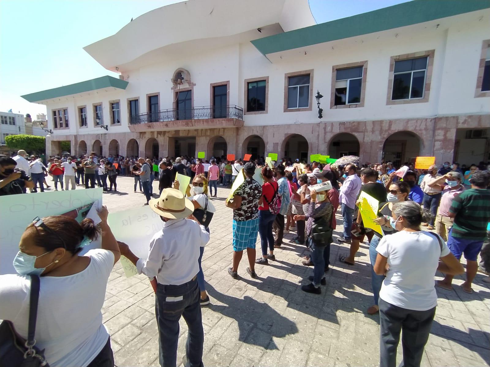 $!Morenistas de Mazatlán protestan contra el PAS de Cuén