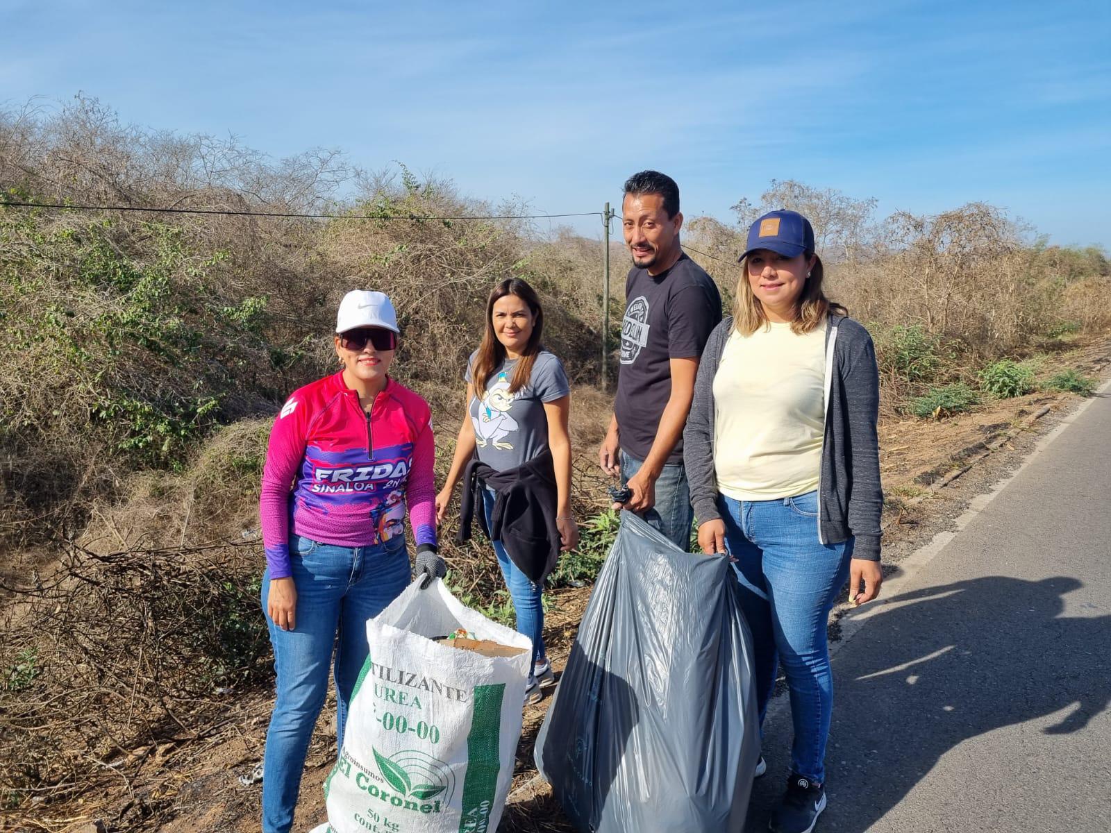 $!Fridas en Bici Sinaloa limpian carretera entre El Habal y Puerta de Canoas, en Mazatlán