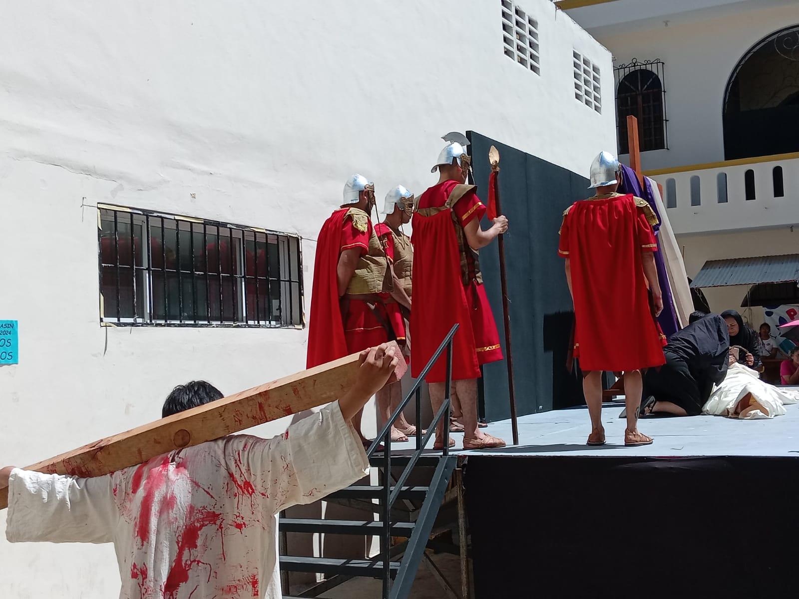 $!Mazatlecos y turistas atestiguan el Viacrucis Viviente en calles del Centro de puerto