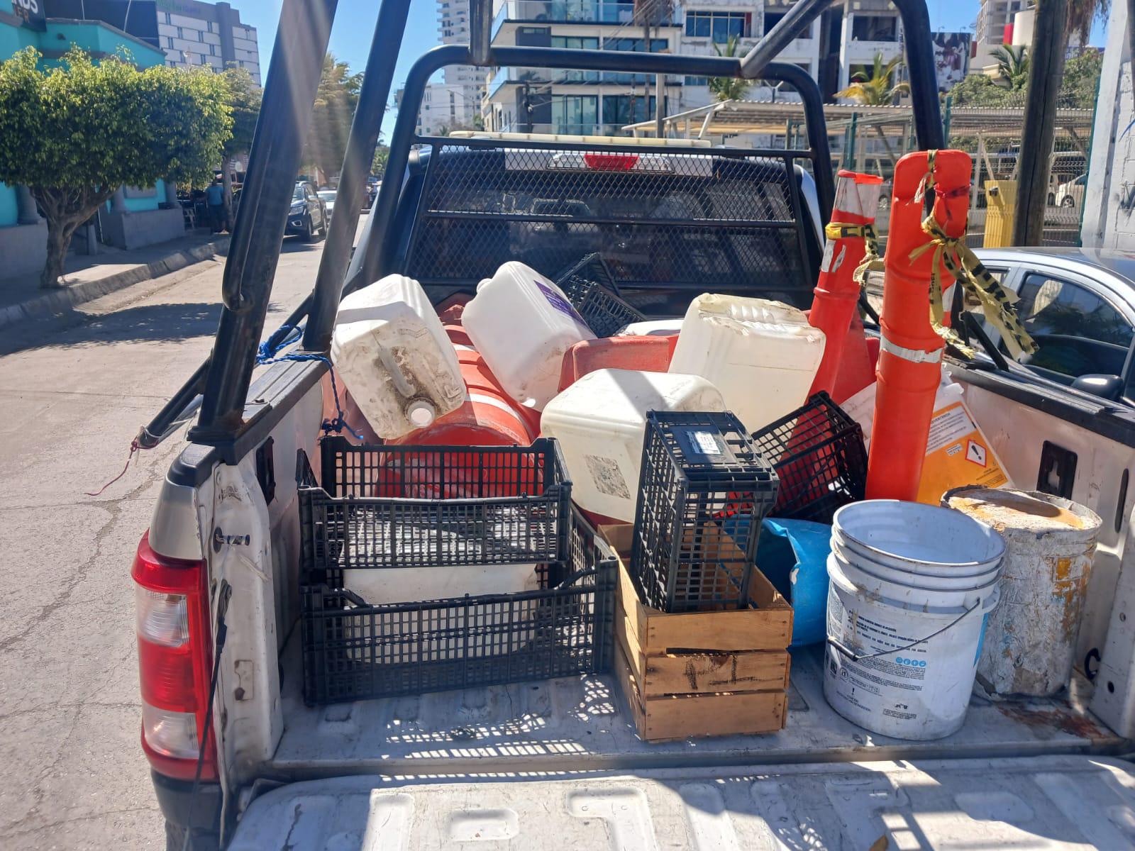 $!Unidad de Vialidad libera espacios de estacionamiento en Zona Dorada, en Mazatlán, tras denuncia ciudadana