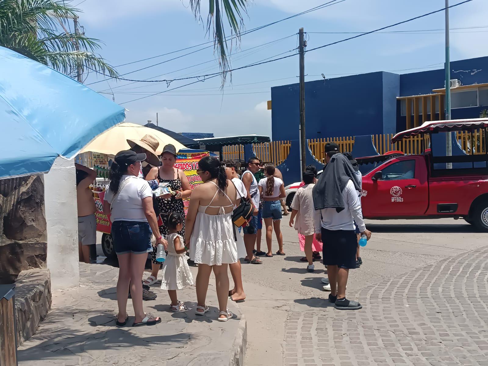 $!Por las altas temperaturas de este martes, cierran el acceso al público en el Faro de Mazatlán