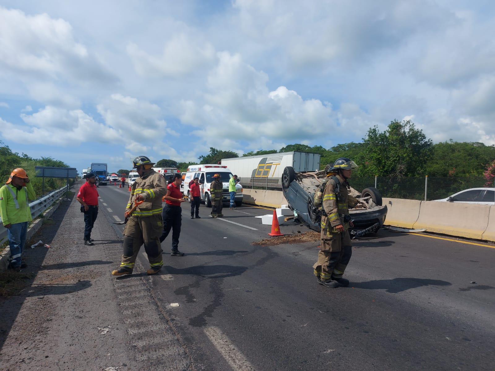 $!Camioneta vuelca en la Autopista del Pacífico, a la altura de El Recreo, Mazatlán