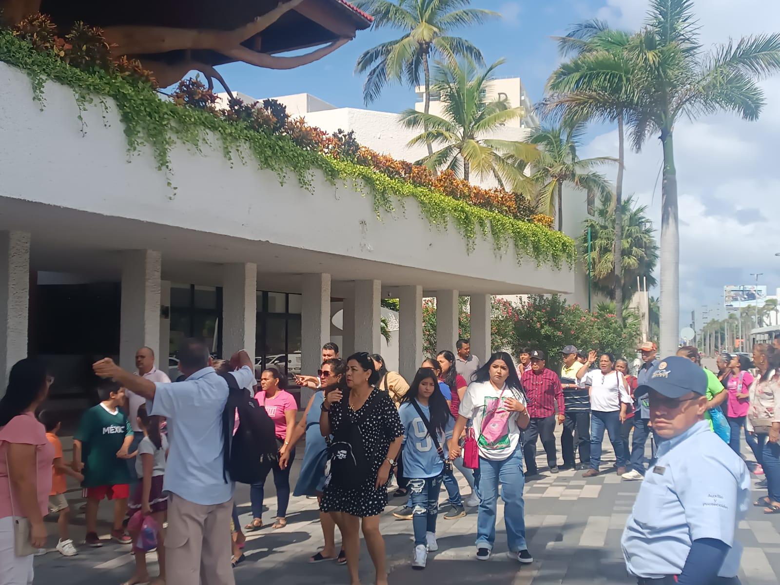 $!Cientos de simpatizantes arropan informe legislativo de Morena en Mazatlán